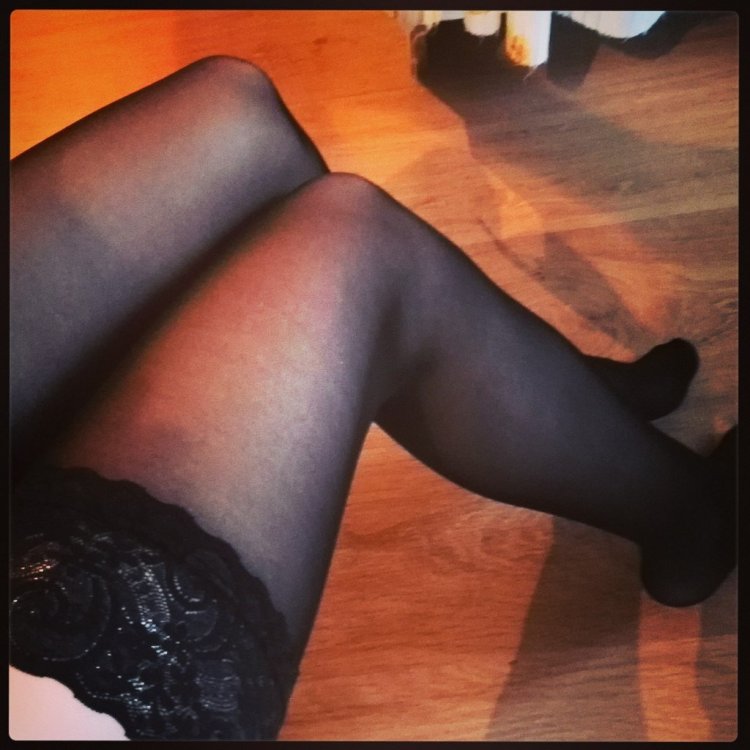 Красивые женские ноги в чулках