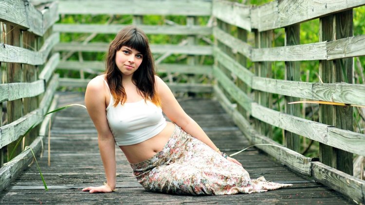 Полная девушка в топике и юбке