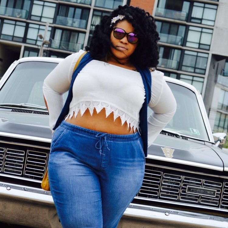 Толстая девушка в топике