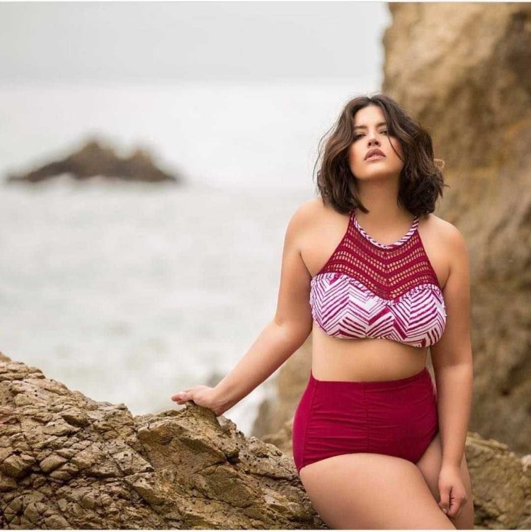 Каро Эмеральд в купальнике