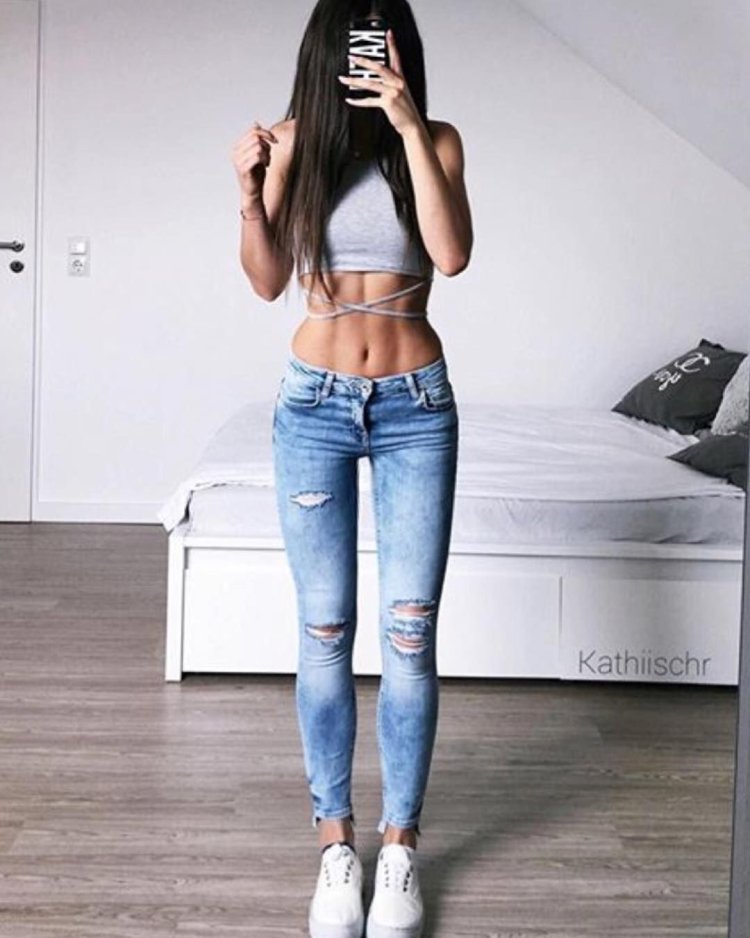 Девушки с худыми ногами в джинсах