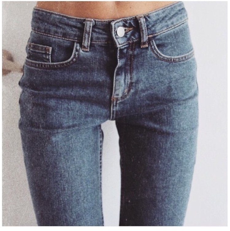 Худые бедра в джинсах