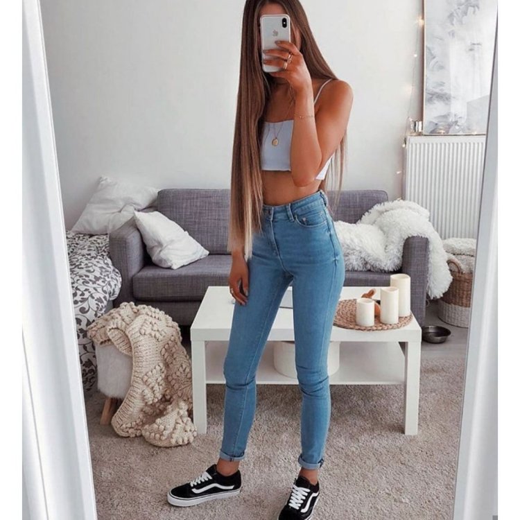 Худенькие девушки в джинсах