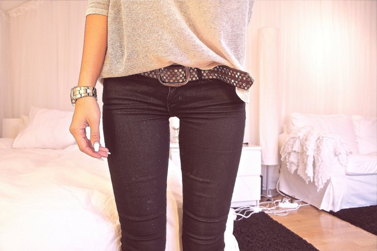 Худые ноги в черных джинсах