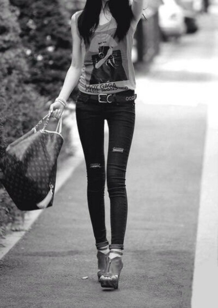 Стройные девушки в джинса