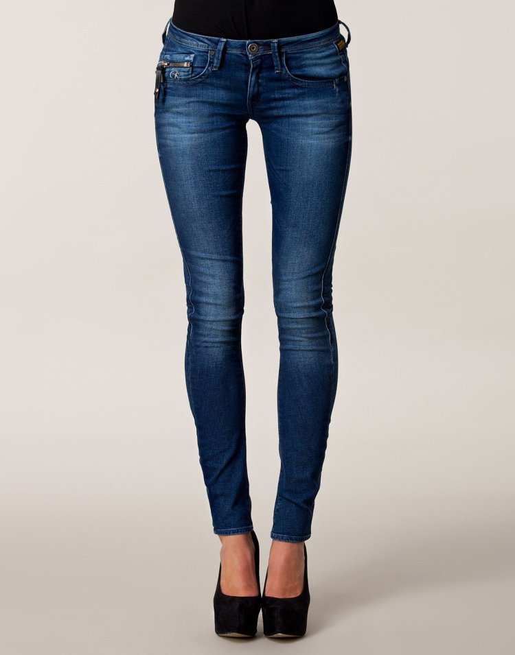 Джинсы скинни на худых девушках