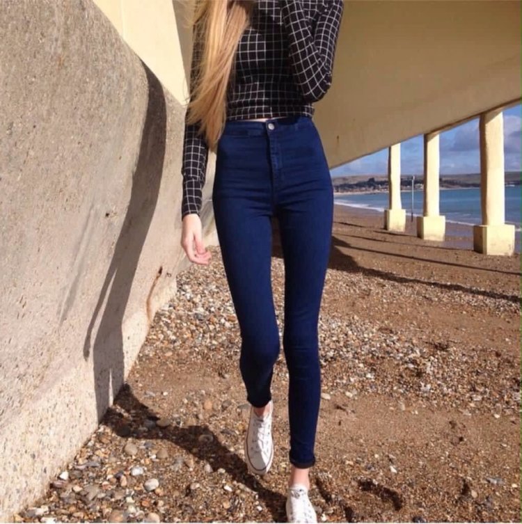 Стройные девушки в джинсах