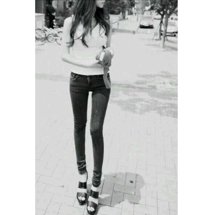 Стройные ножки в джинсах