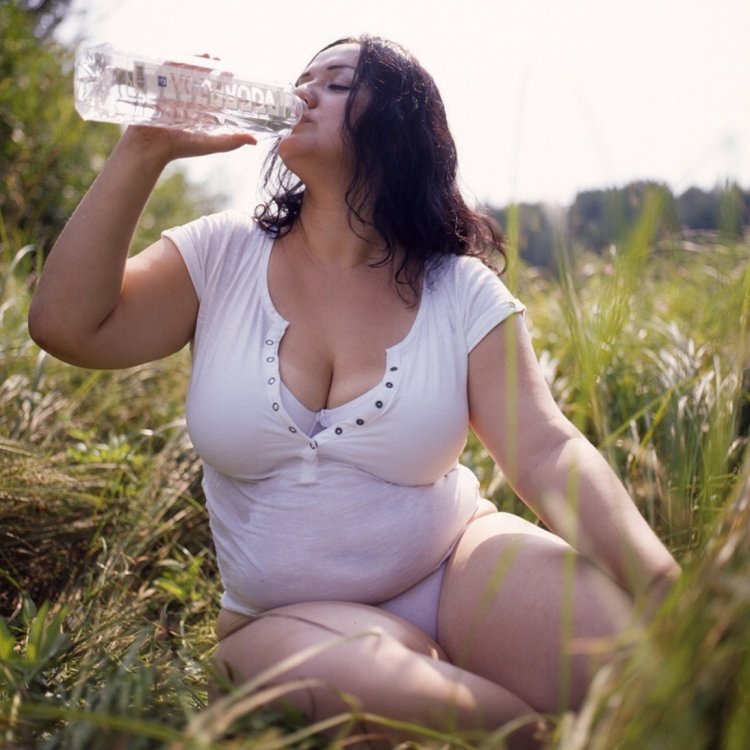 Пышные девушки на природе