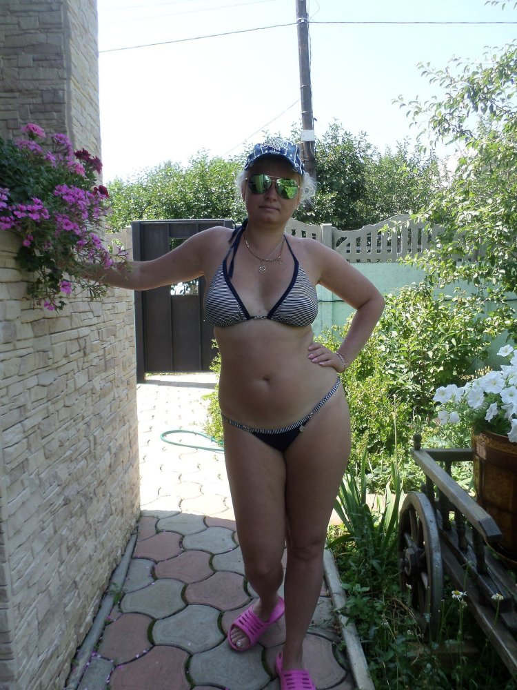 Бабы в купальниках на даче