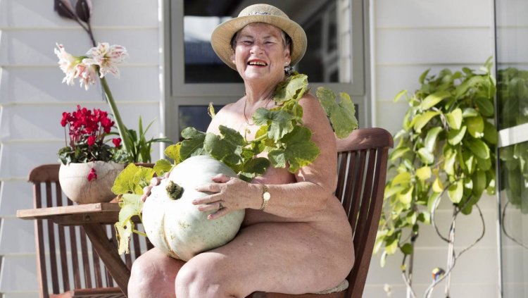 Бабушка на даче