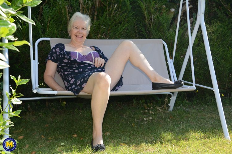 Взрослые женщины на даче