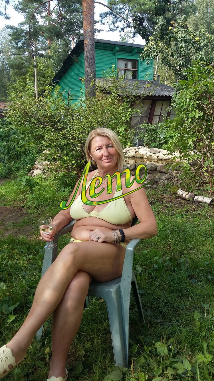 Пожилая женщина на даче