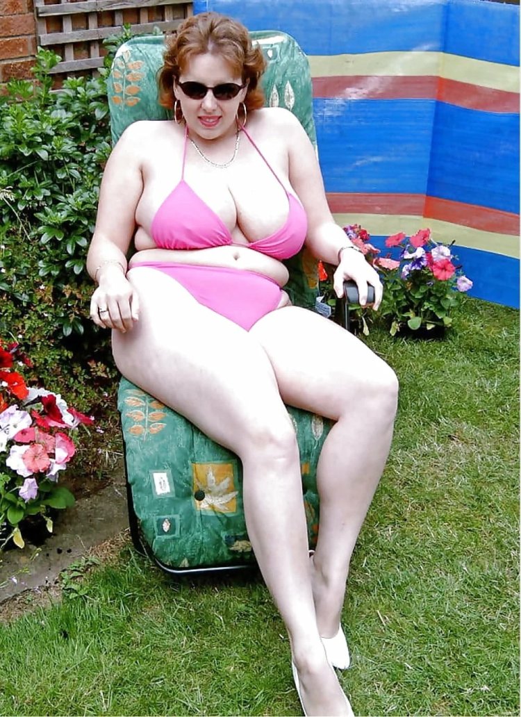 Толстые женщины в купальниках на даче