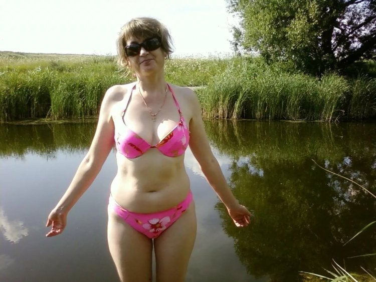 Женщины на даче в купальнике