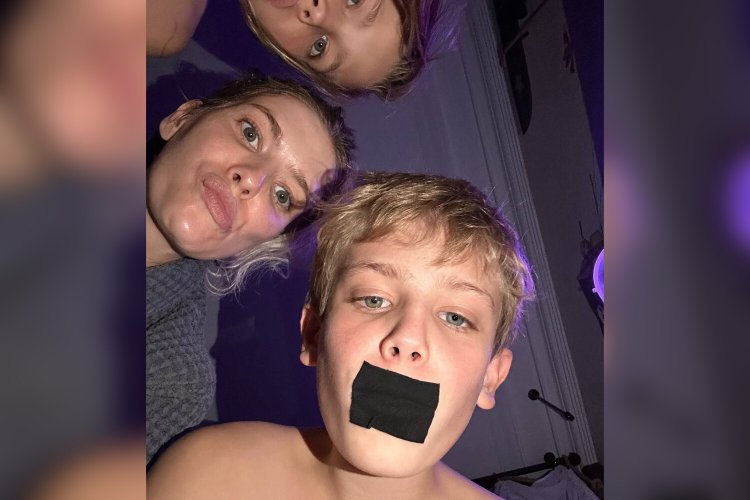 Связанные дети с заклеенным ртом