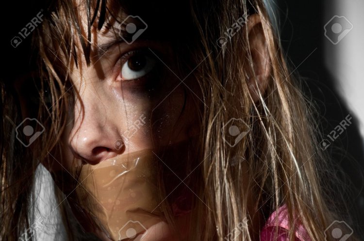 Девушка Заложница с заклеенным ртом