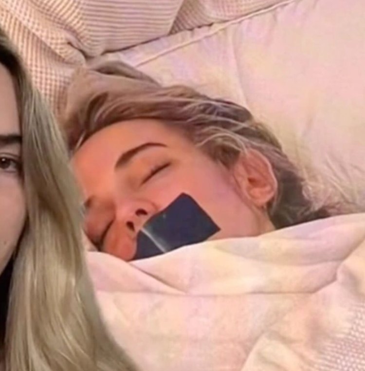 Рапунцель с заклеенным ртом