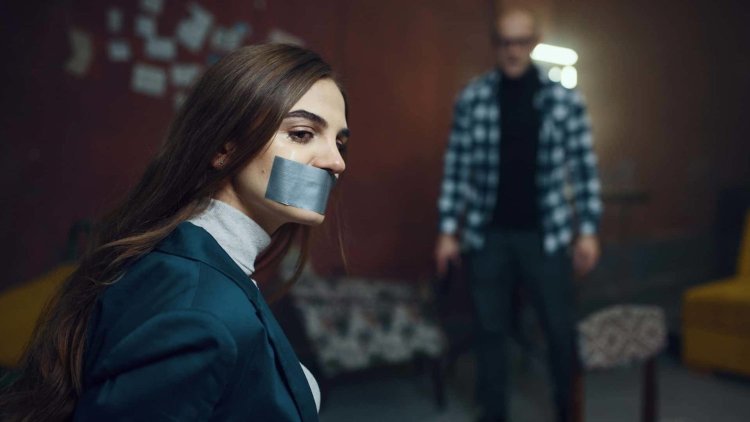 Девушки с заклеенымртом