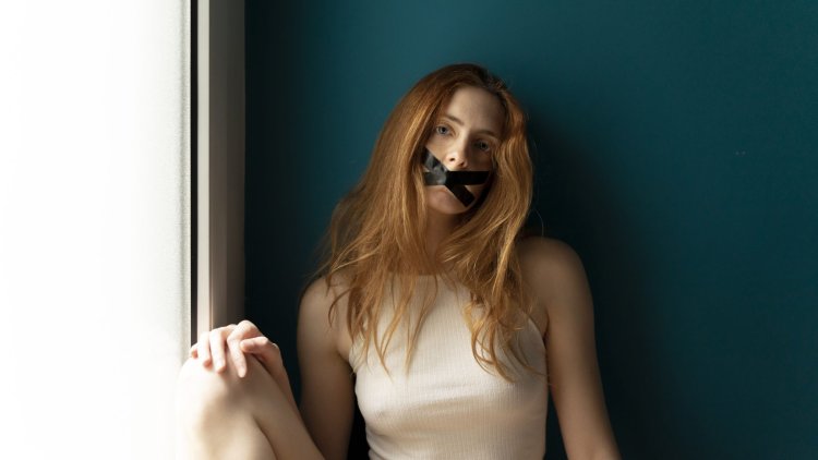 Женщина заклеивает