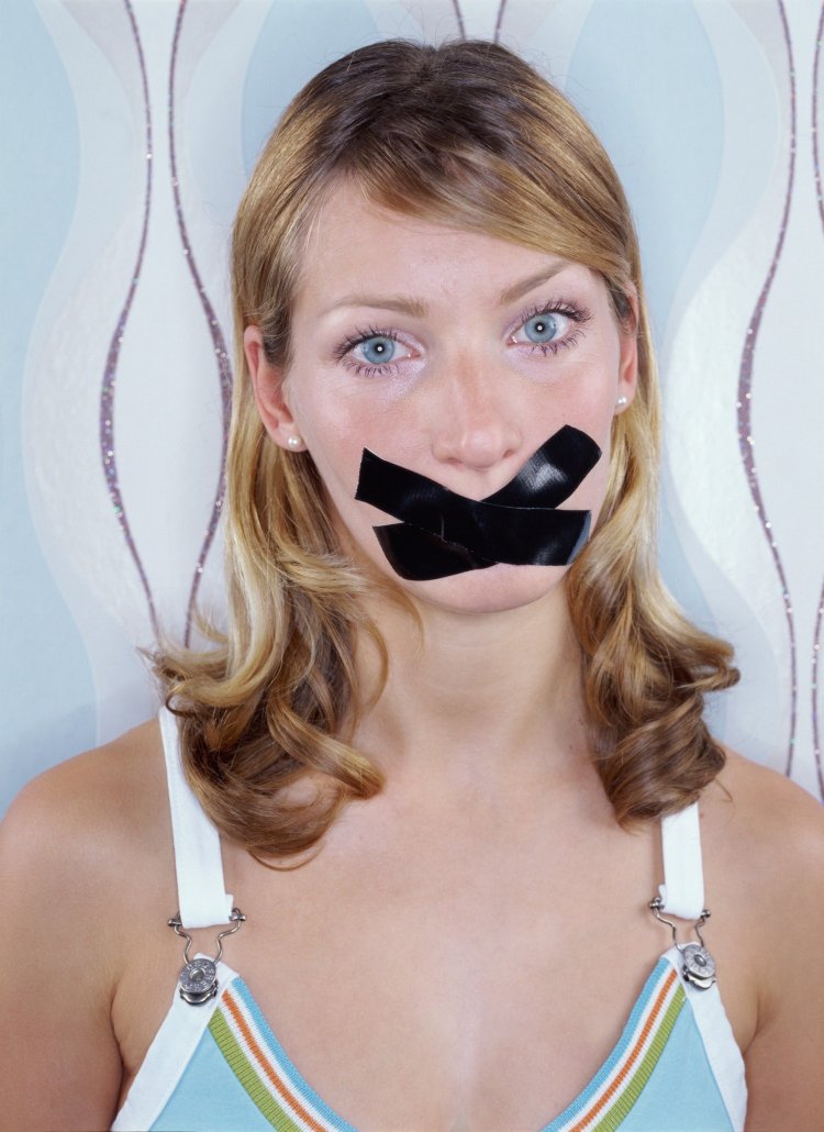 Модели с заклеенными ртами