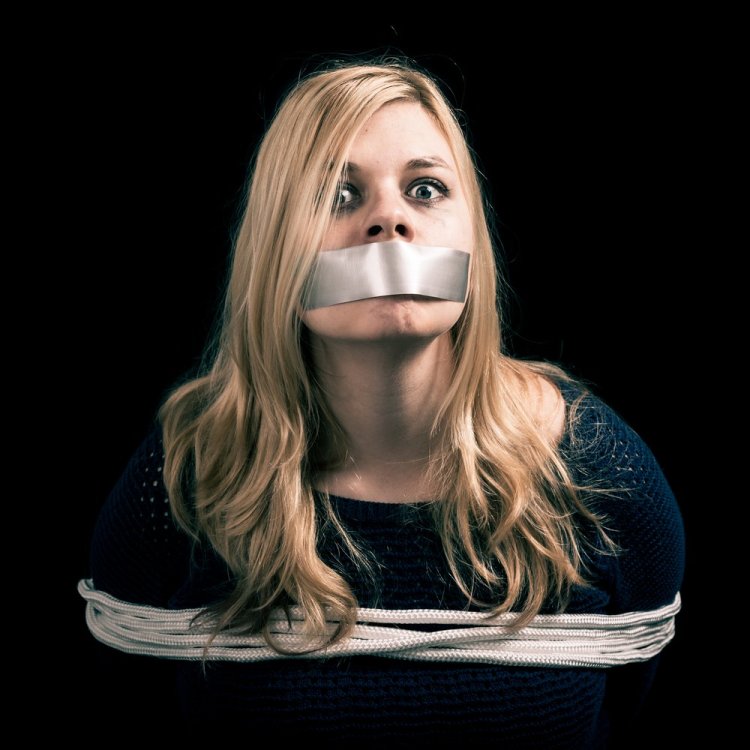 Связанные женщины