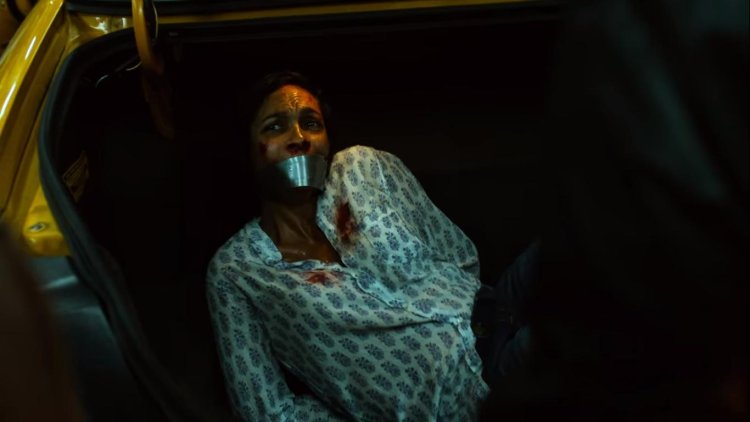 Красивая девушка с заклеенным ртом