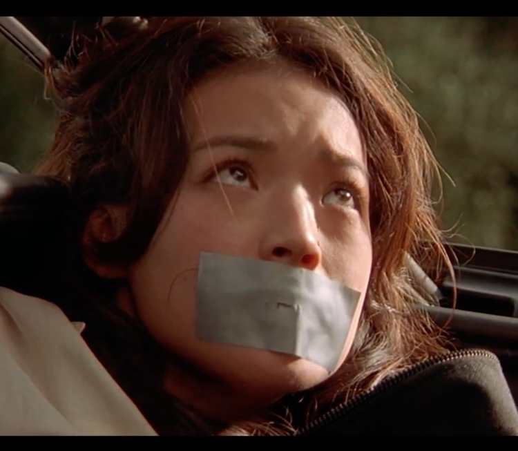 Женщина с заклеенным ртом