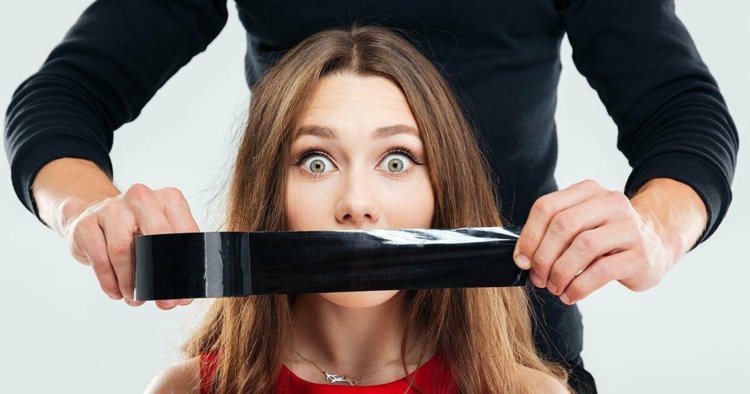 Рот заклеен скотчем