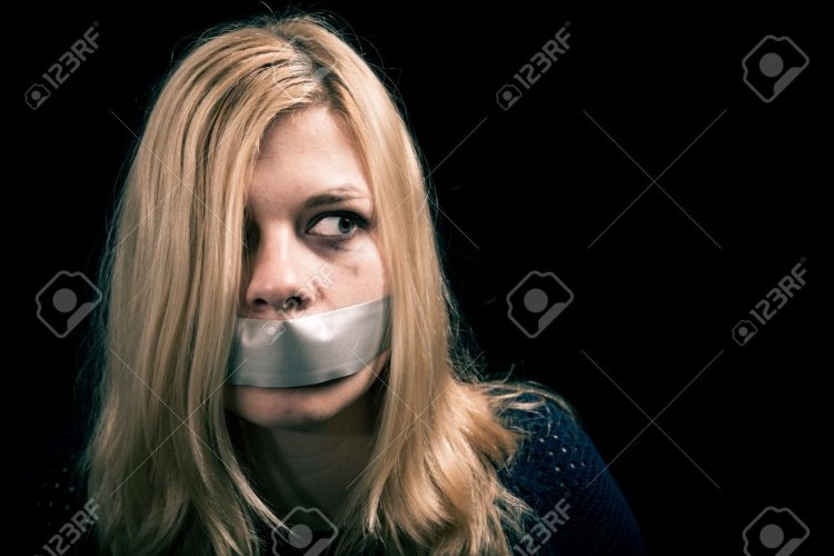 Девочка с заклеенным ртом скотчем