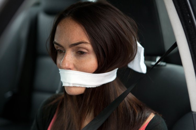 Роуз Бирн gagged