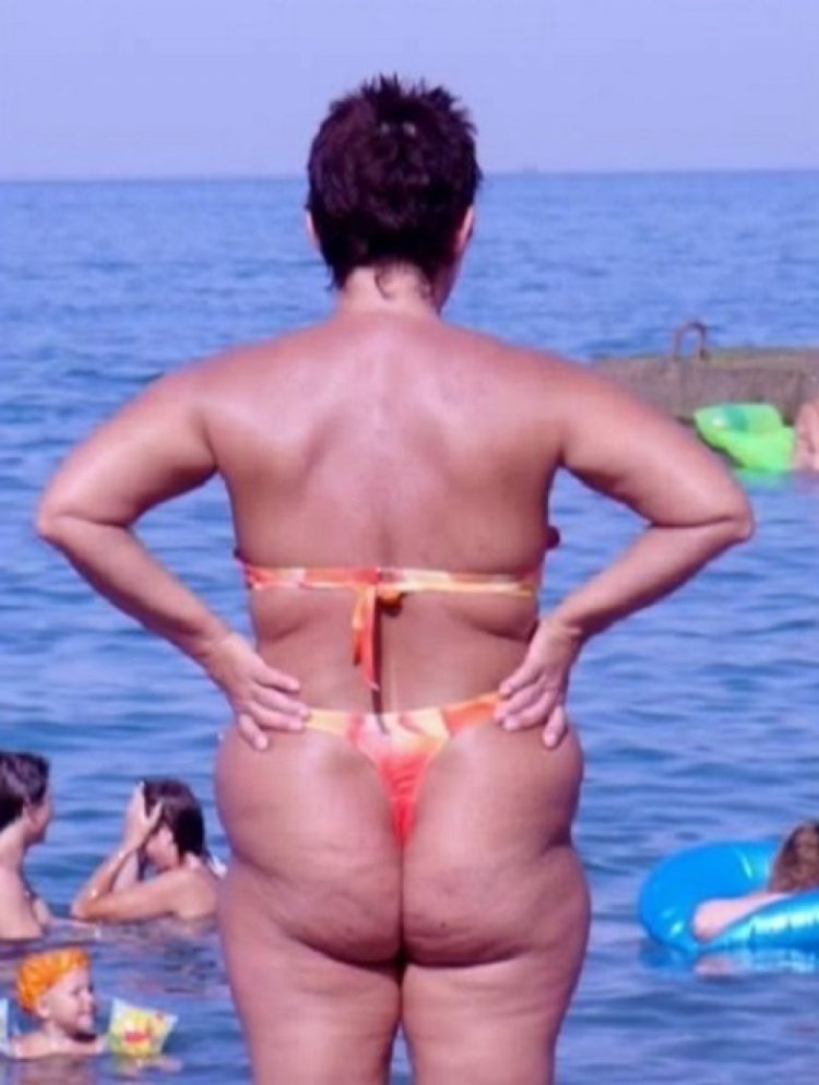 Толстая на пляже в стрингах