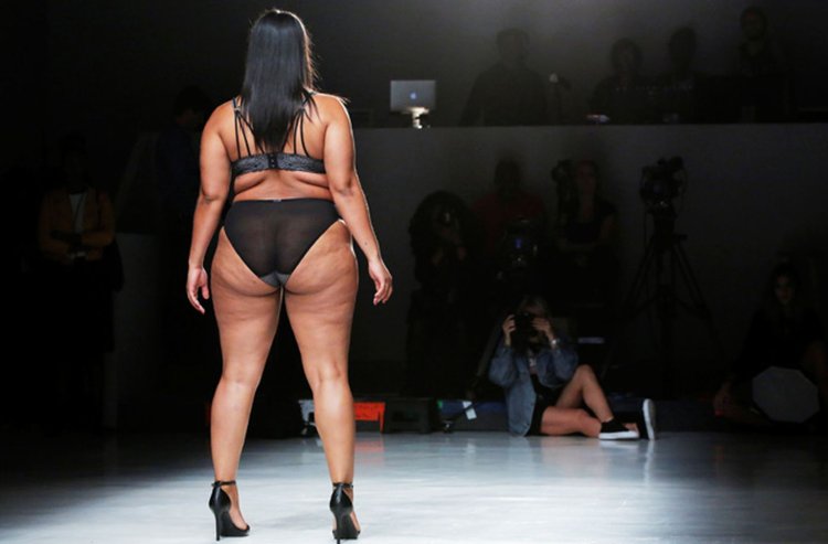 Эшли Грэм в стрингах