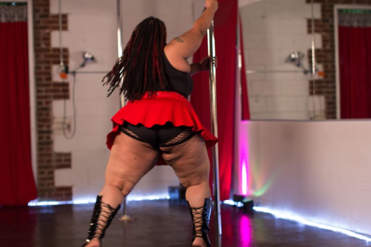 Полные стриптизерши