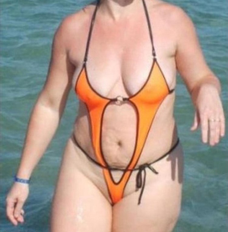 Пожилые женщины в купальниках