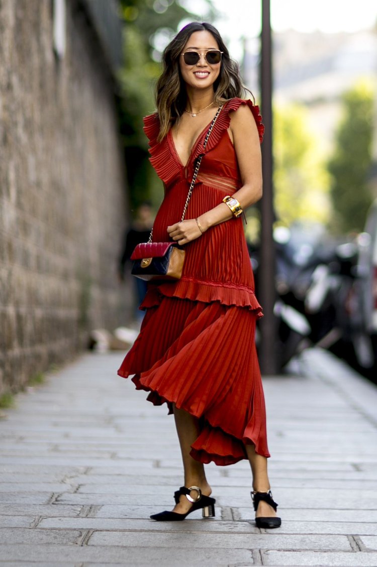 Красное платье в испанском стиле