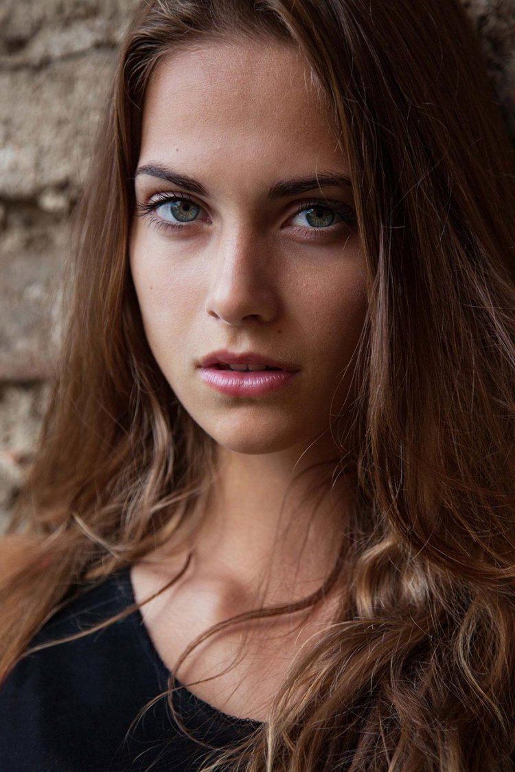 Красивая женщина