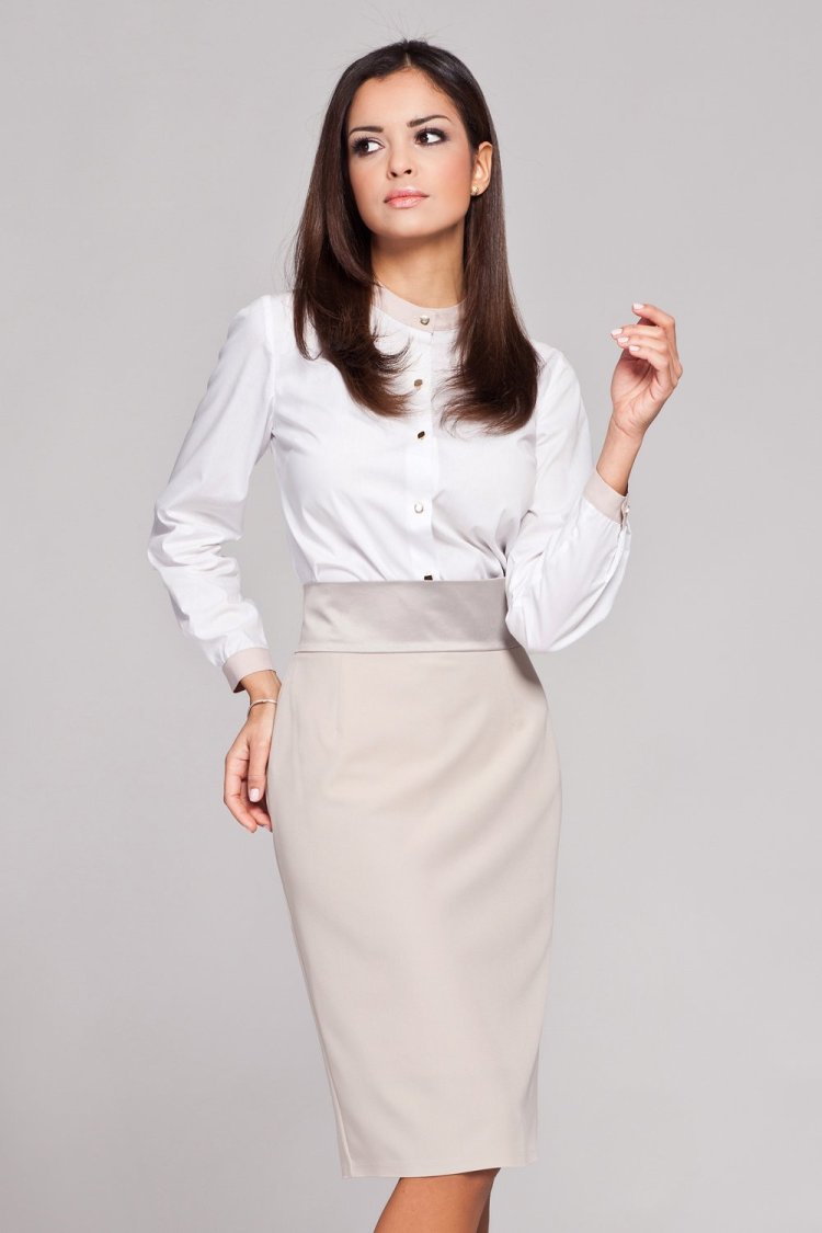 Женщины в блузах и юбках