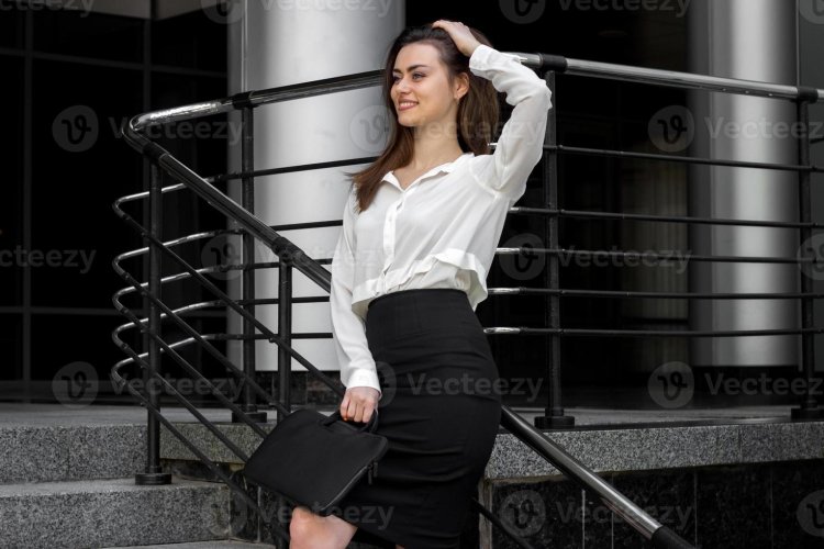 Девушка в белой блузке и в черной юбке