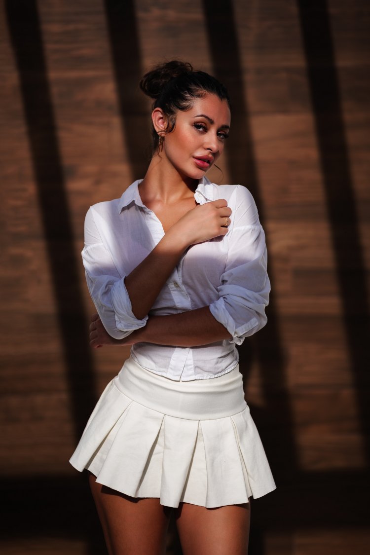 Девушка в блузке и юбке