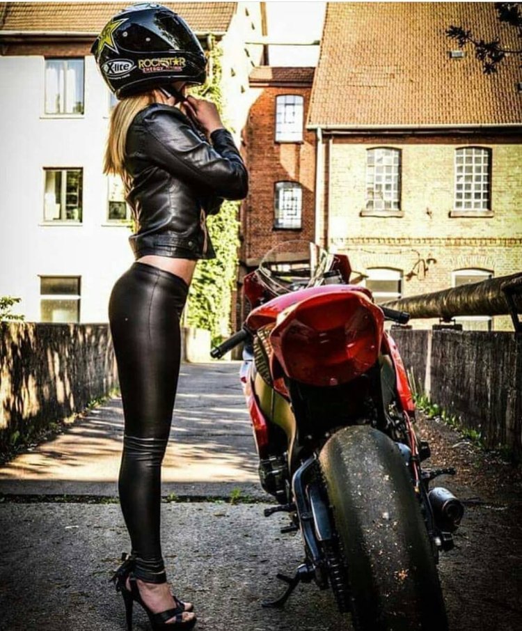 Девушки в кожаных на мотоциклах