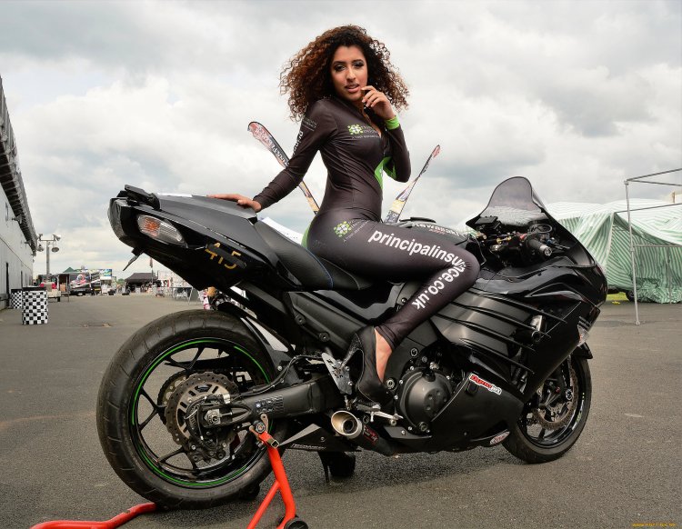 Девушка на мотоцикле