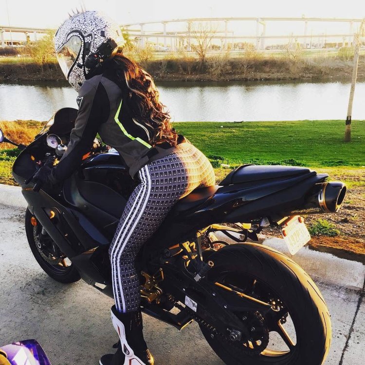 Рыжая девушка на мотоцикле