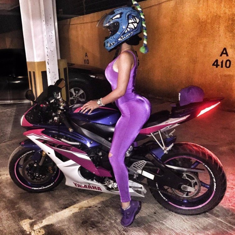 Девушка на фиолетовом мотоцикле