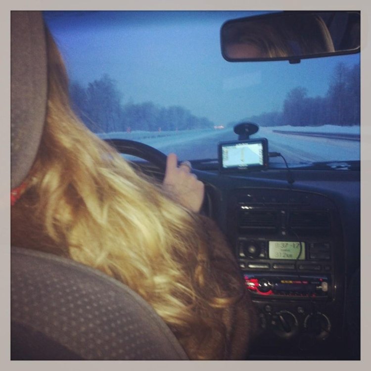 Блондинка в машине без лица