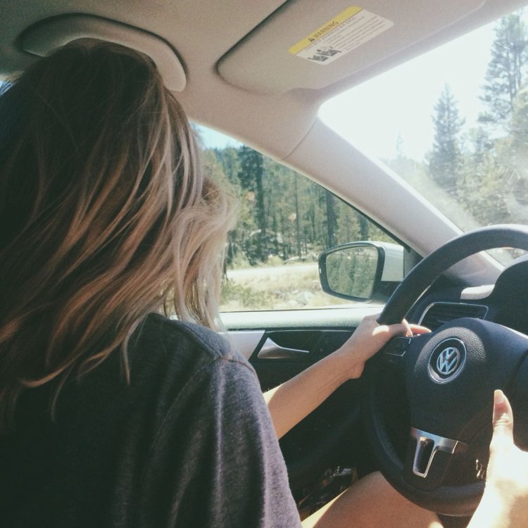 Девушка блондинка в машине