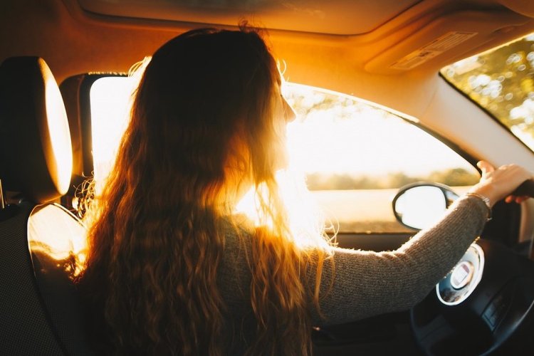 Девушка в машине со спины