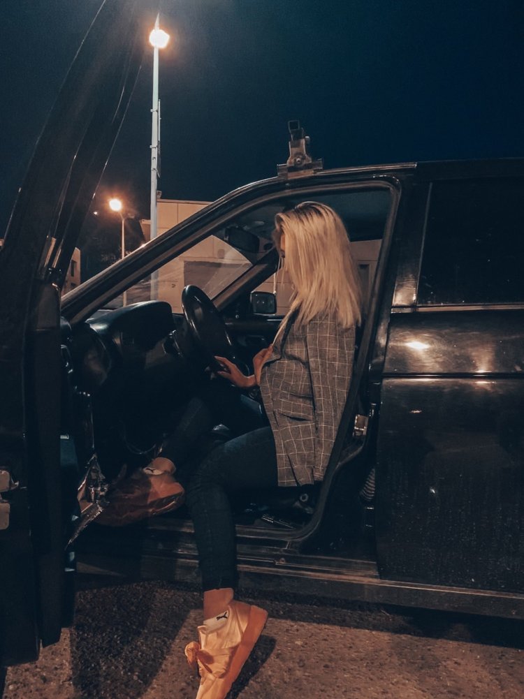 Девушка возле машины ночью
