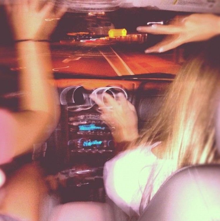 Блондинка ночью со спины