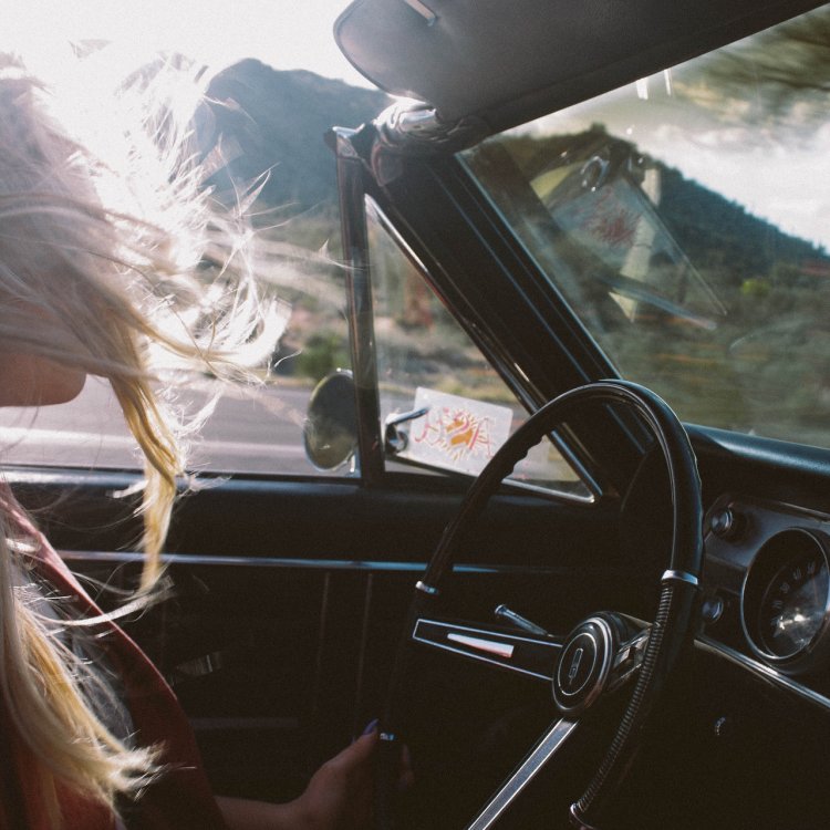 Девушка блондинка в машине